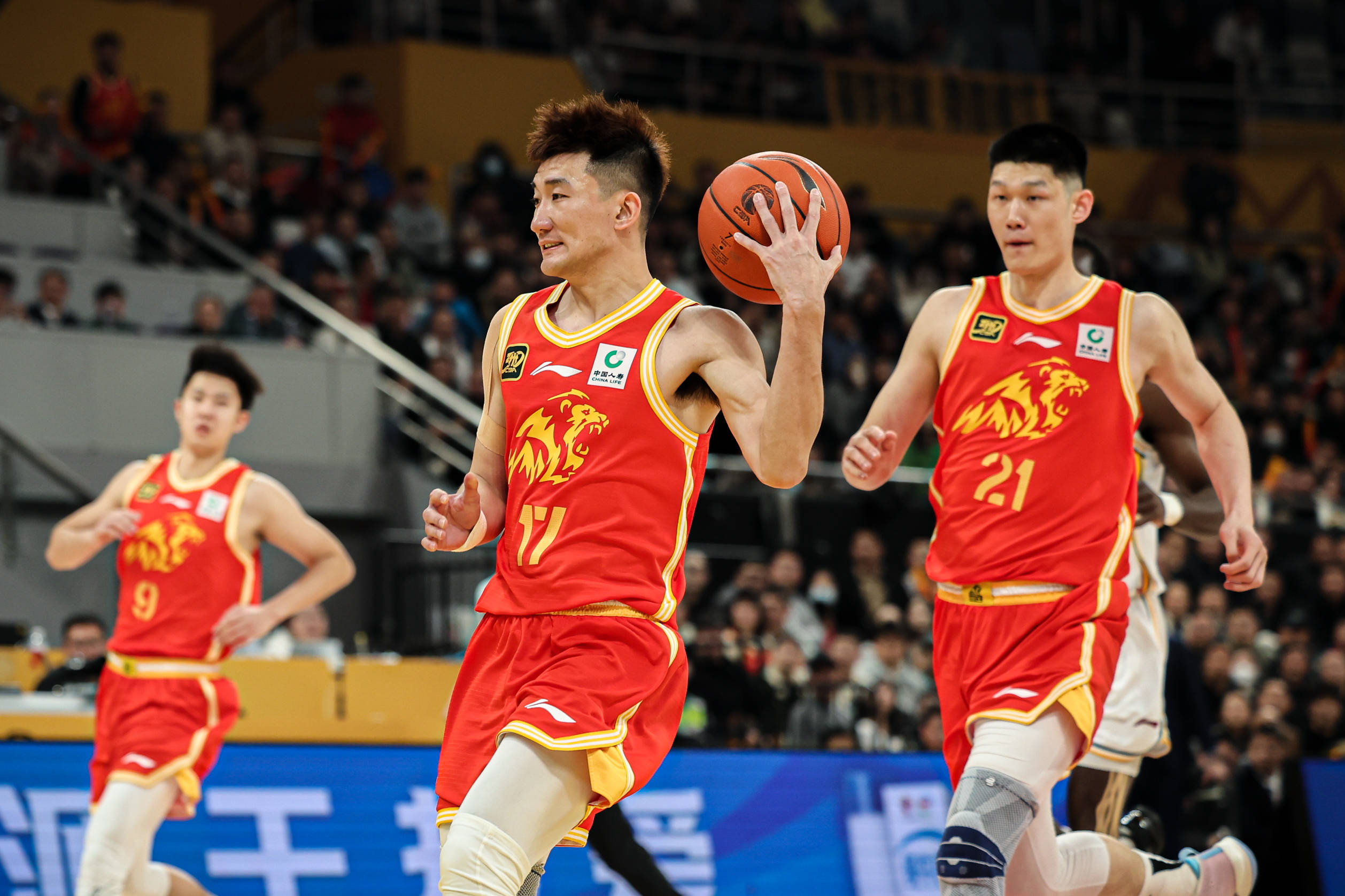 转会期突围战来临，广厦男篮围绕NBA常规赛绝杀压哨，质疑声仍在，资深球员宣示担当的简单介绍